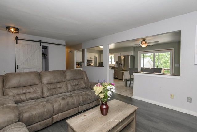 2002 Dixie DRIVE, Waukesha, WI 53189