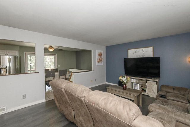 2002 Dixie DRIVE, Waukesha, WI 53189
