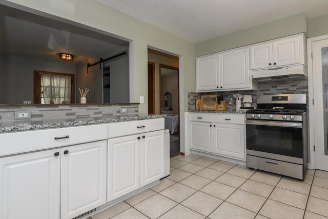 2002 Dixie DRIVE, Waukesha, WI 53189