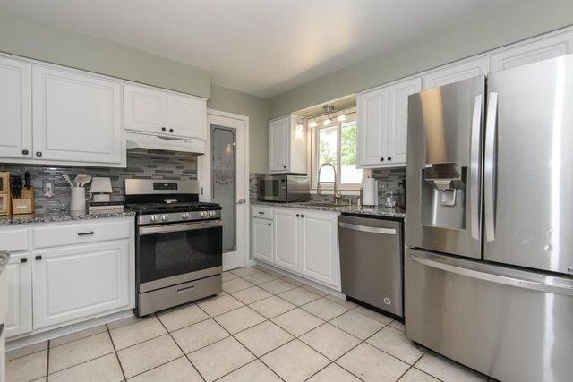2002 Dixie DRIVE, Waukesha, WI 53189