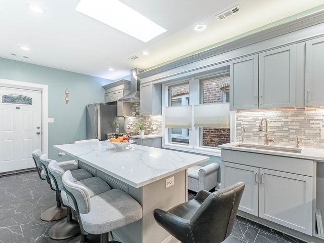 5330 W Drummond Place, Chicago, IL 60639