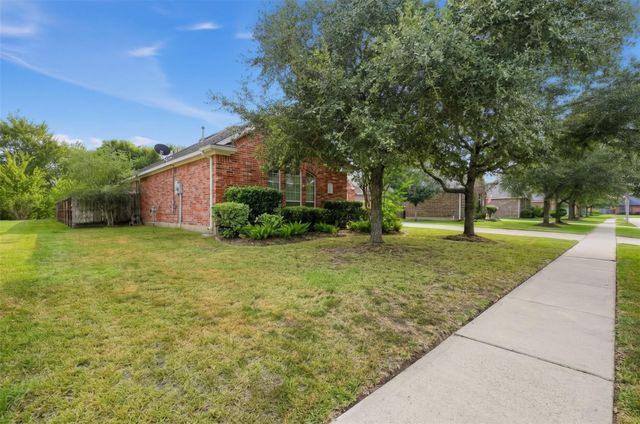 5810 Little Grove Drive, Pearland, TX 77581