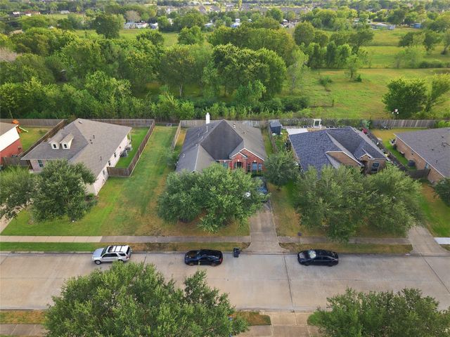 5810 Little Grove Drive, Pearland, TX 77581