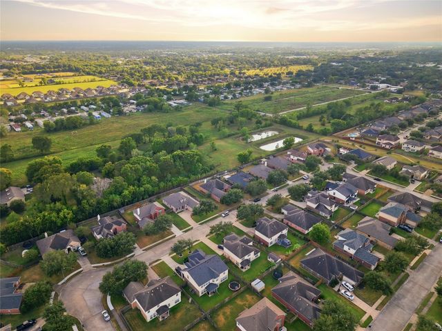 5810 Little Grove Drive, Pearland, TX 77581