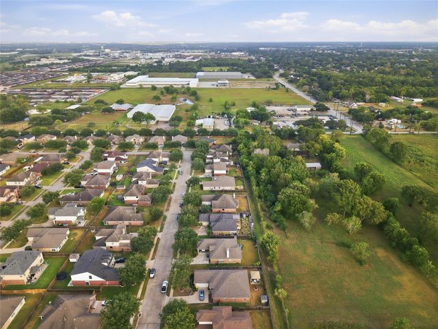 5810 Little Grove Drive, Pearland, TX 77581