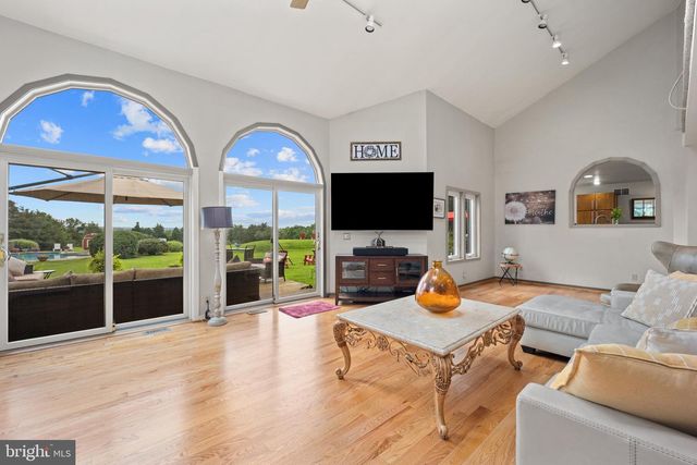 215 E DARK HOLLOW RD, Pipersville, PA 18947