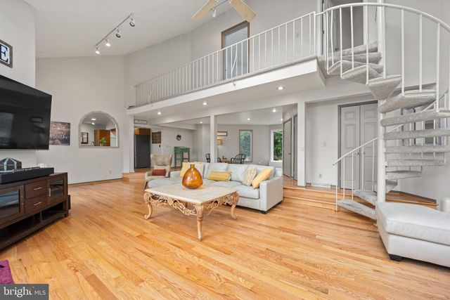 215 E DARK HOLLOW RD, Pipersville, PA 18947