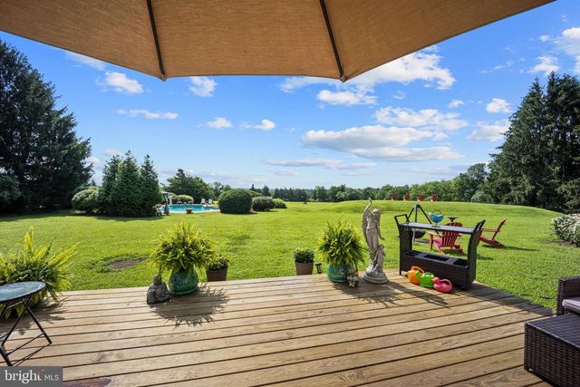 215 E DARK HOLLOW RD, Pipersville, PA 18947