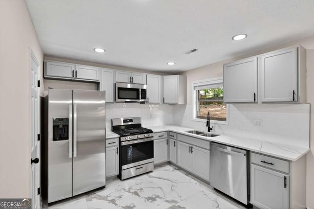 160 Running Bear Trail, Fayetteville, GA 30214