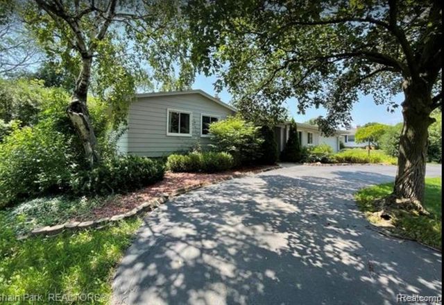 2505 Rambling Way, Bloomfield Hills, MI 48302
