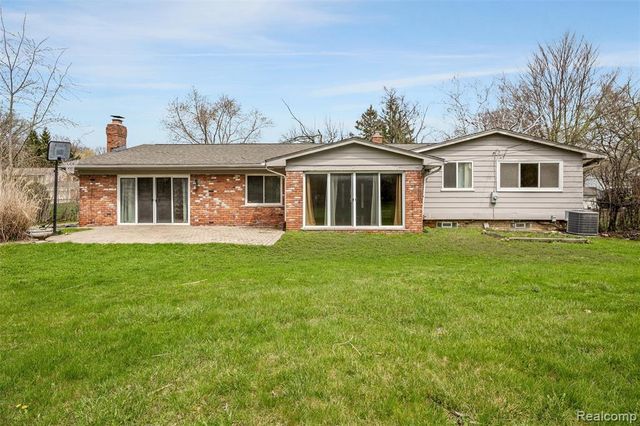2505 Rambling Way, Bloomfield Hills, MI 48302