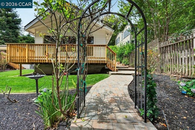 24 Las Vegas Rd, Orinda, CA 94563