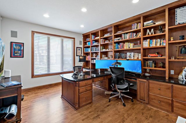 1504 Summit Oaks Court, Burnsville, MN 55337