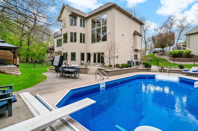 1504 Summit Oaks Court, Burnsville, MN 55337