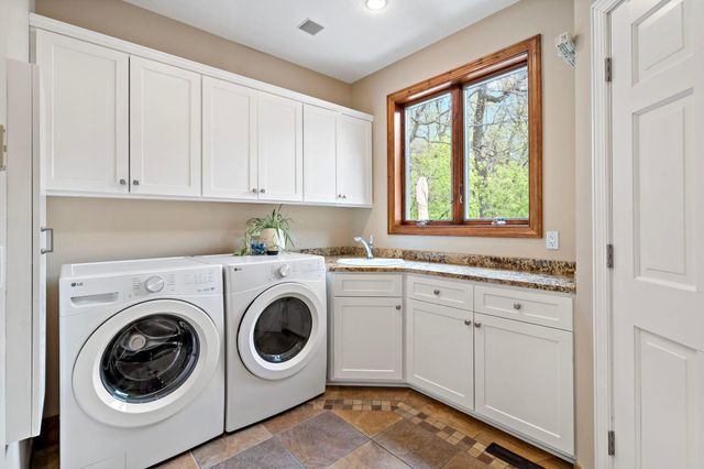 1504 Summit Oaks Court, Burnsville, MN 55337