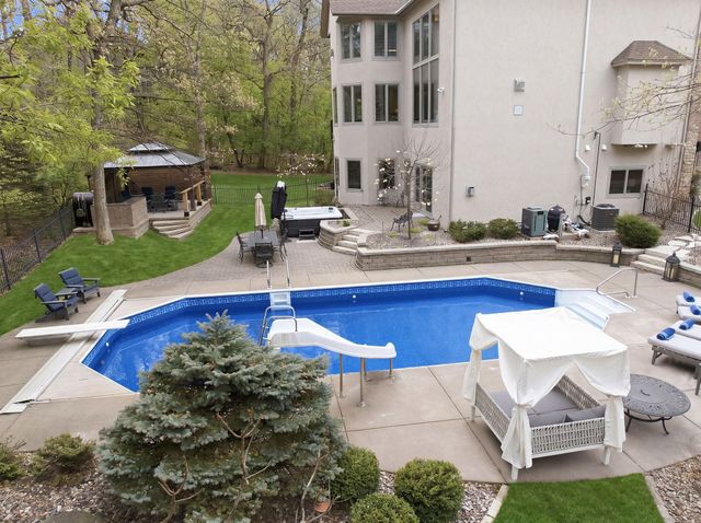 1504 Summit Oaks Court, Burnsville, MN 55337