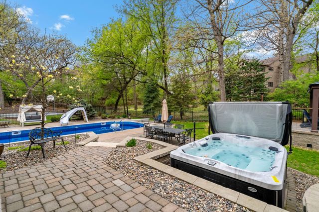 1504 Summit Oaks Court, Burnsville, MN 55337