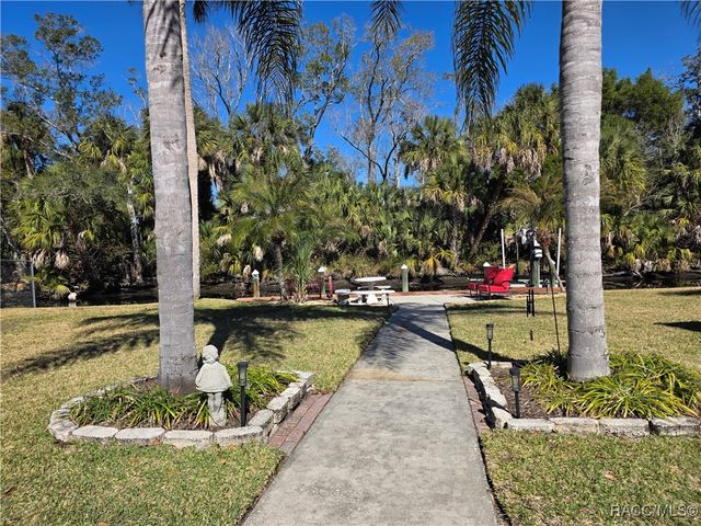 10039 W Halls River Road, Homosassa, FL 34448