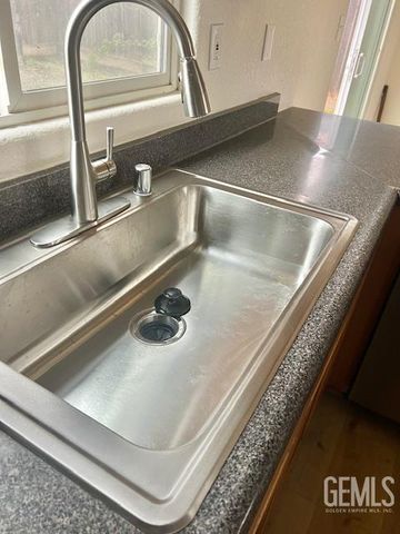 805 Price Street, Mc Farland, CA 93250