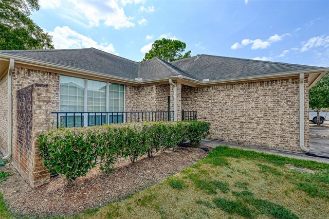 717 Cedarwood, Friendswood, TX 77546