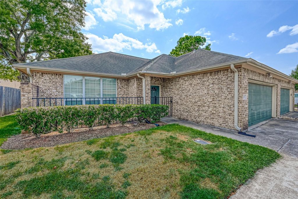 717 Cedarwood, Friendswood, TX 77546