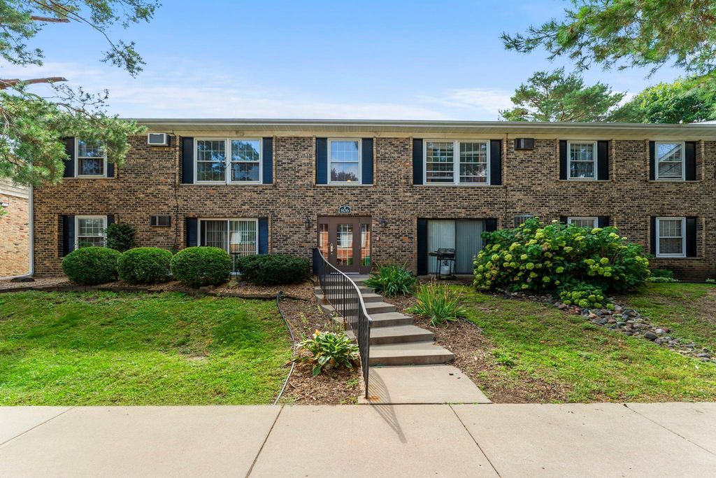 806 Old Settlers Trail 8, Hopkins, MN 55343
