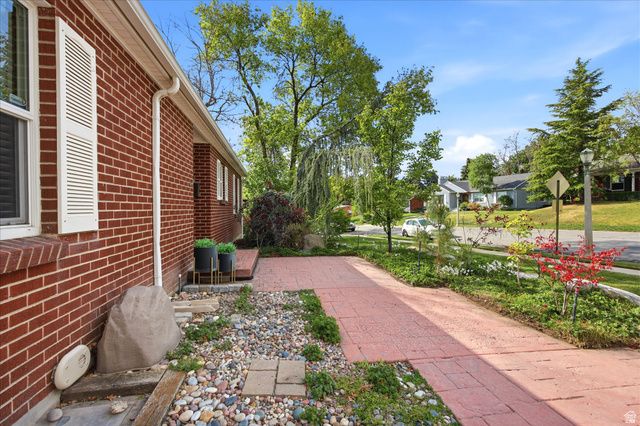 2484 E SKYLINE DR, Salt Lake City, UT 84108