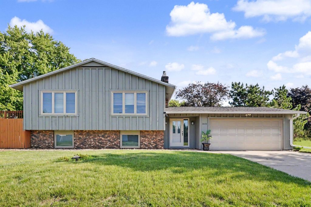 2621 W 4th Street, Cedar Falls, IA 50613