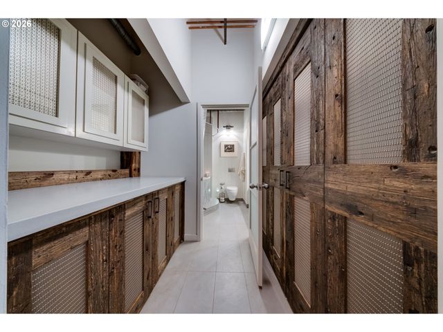 725 Nw FLANDERS St 204, Portland, OR 97209