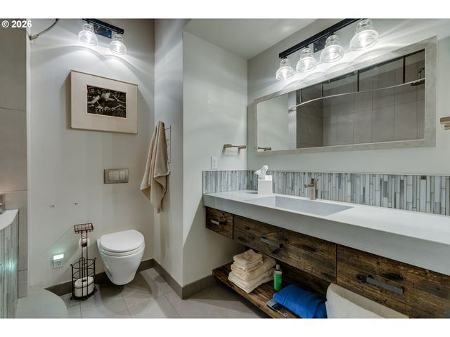 725 Nw FLANDERS St 204, Portland, OR 97209