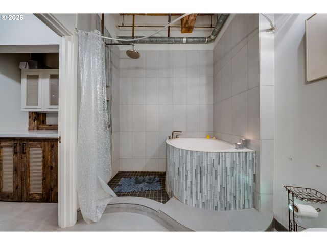 725 Nw FLANDERS St 204, Portland, OR 97209