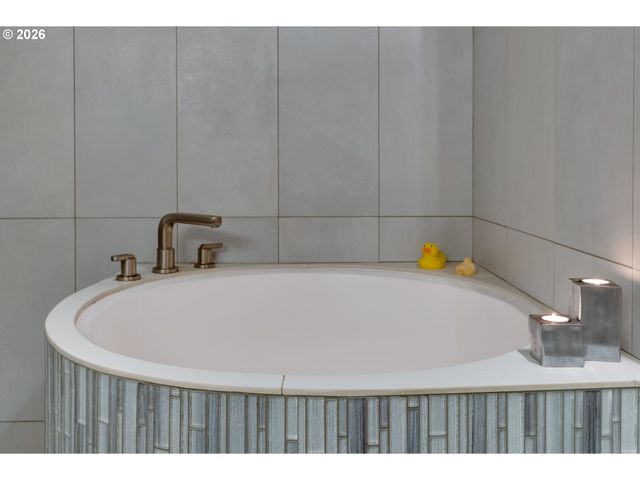 725 Nw FLANDERS St 204, Portland, OR 97209