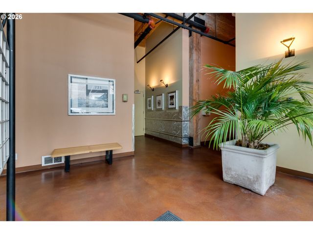 725 Nw FLANDERS St 204, Portland, OR 97209