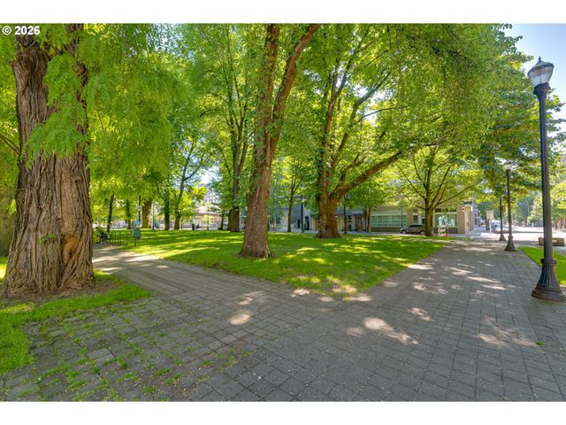 725 Nw FLANDERS St 204, Portland, OR 97209