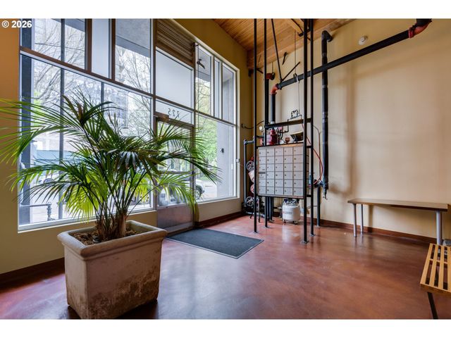 725 Nw FLANDERS St 204, Portland, OR 97209