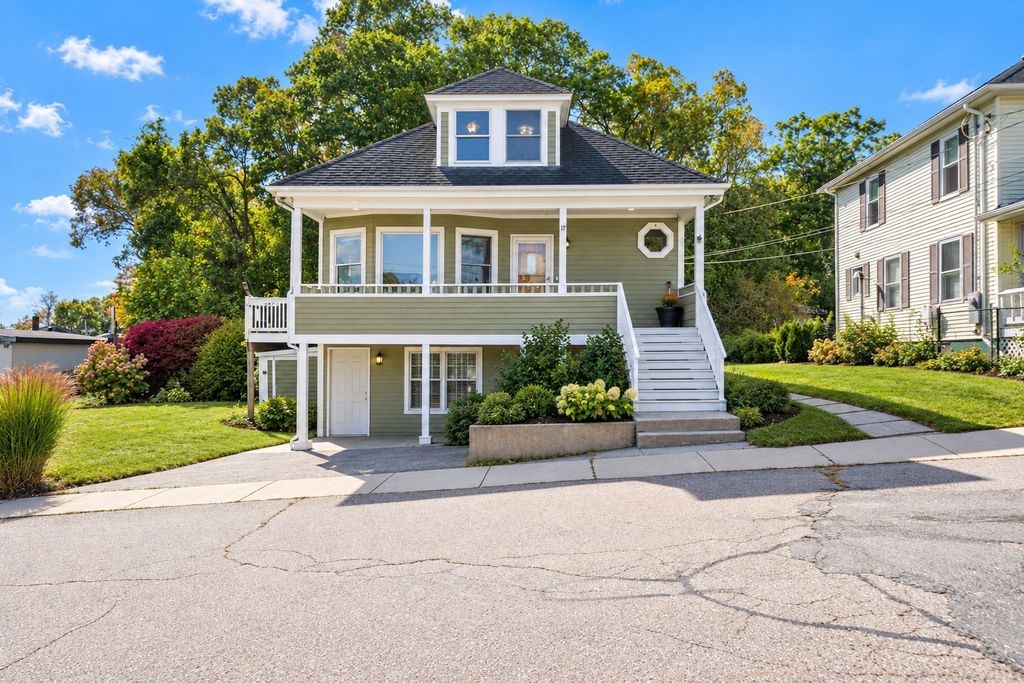 17 Connecticut Ave, Blackstone, MA 01504