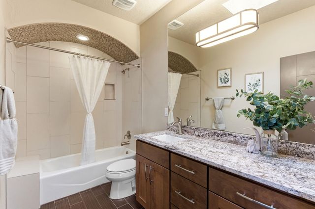 1323 Valle Lane NW, Albuquerque, NM 87107