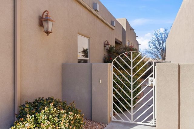 1323 Valle Lane NW, Albuquerque, NM 87107