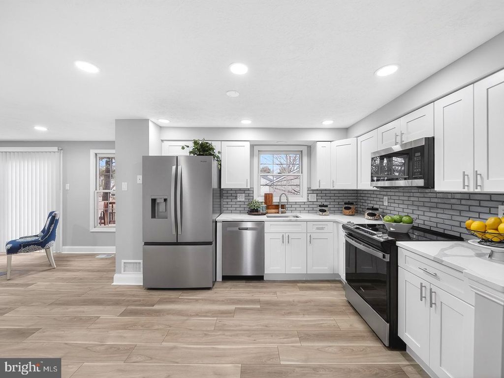 Image 9 of property listing at 18011 SILVER LEAF DR, Gaithersburg, MD 20877