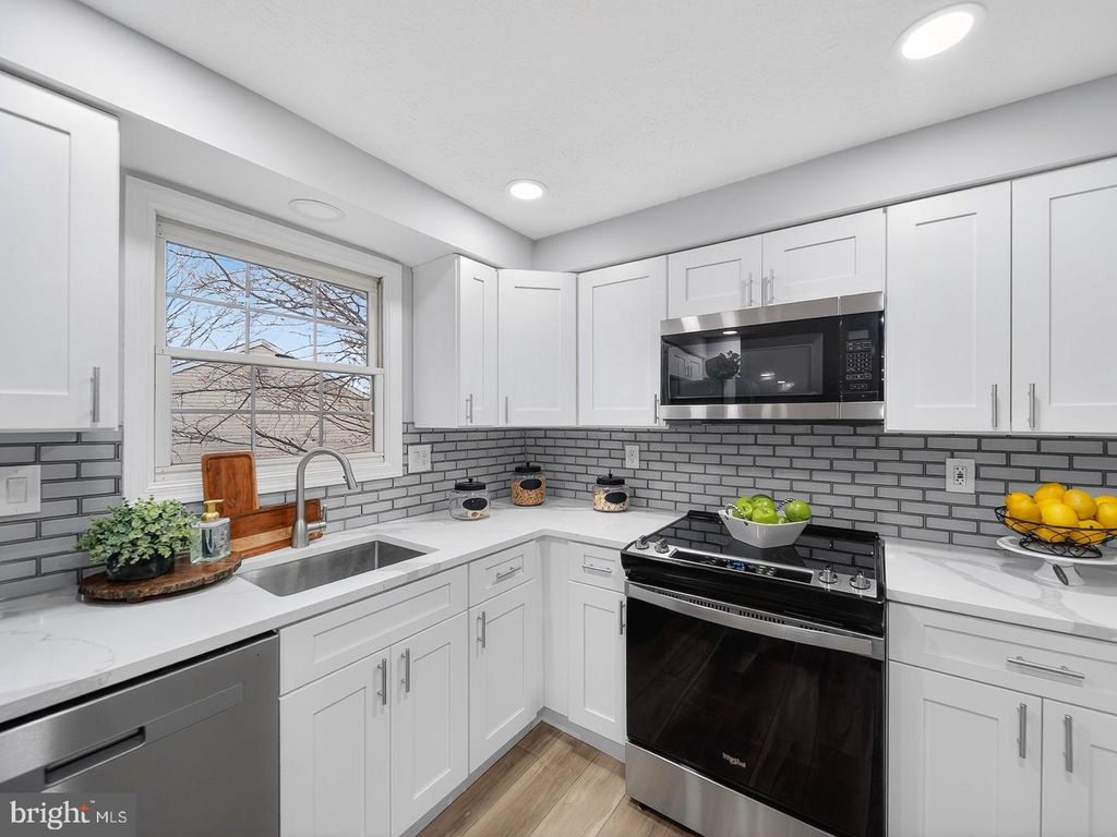 Image 10 of property listing at 18011 SILVER LEAF DR, Gaithersburg, MD 20877