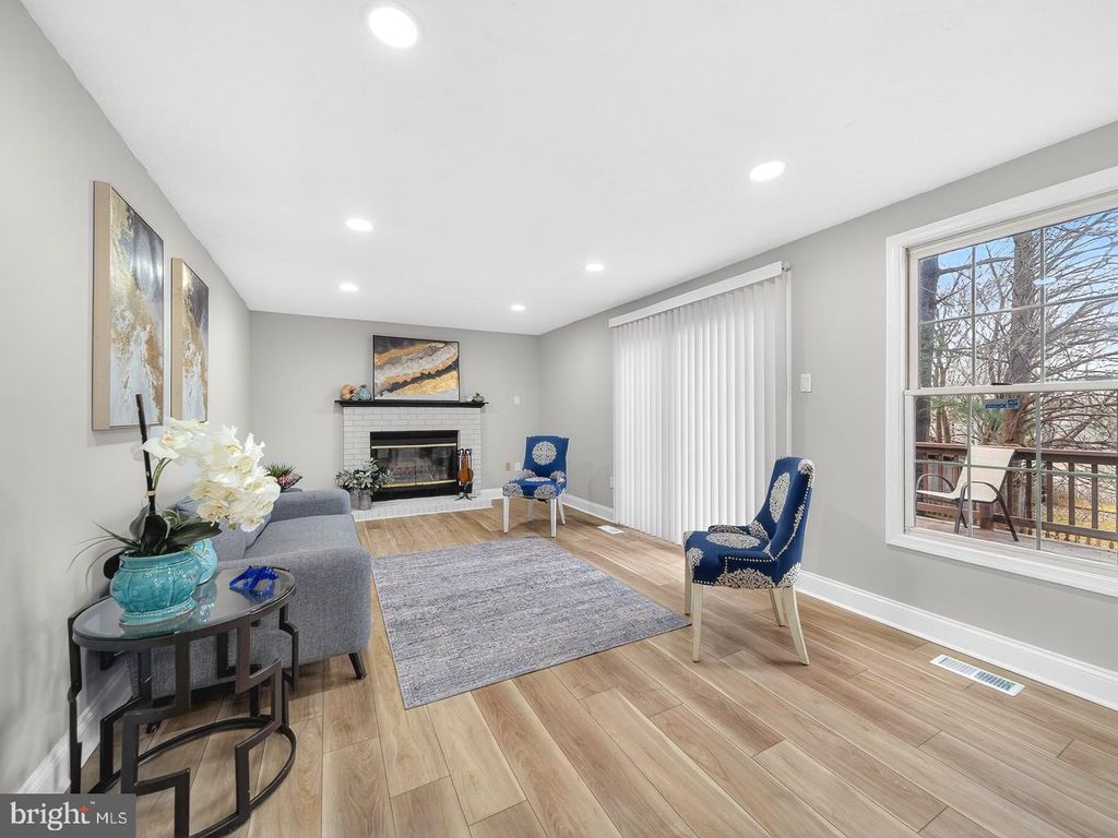 Image 12 of property listing at 18011 SILVER LEAF DR, Gaithersburg, MD 20877