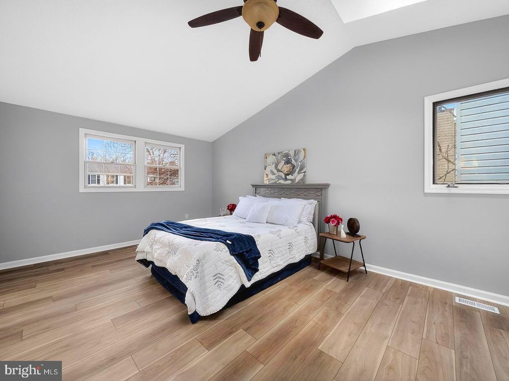 Image 17 of property listing at 18011 SILVER LEAF DR, Gaithersburg, MD 20877