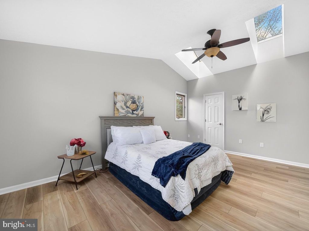 Image 18 of property listing at 18011 SILVER LEAF DR, Gaithersburg, MD 20877