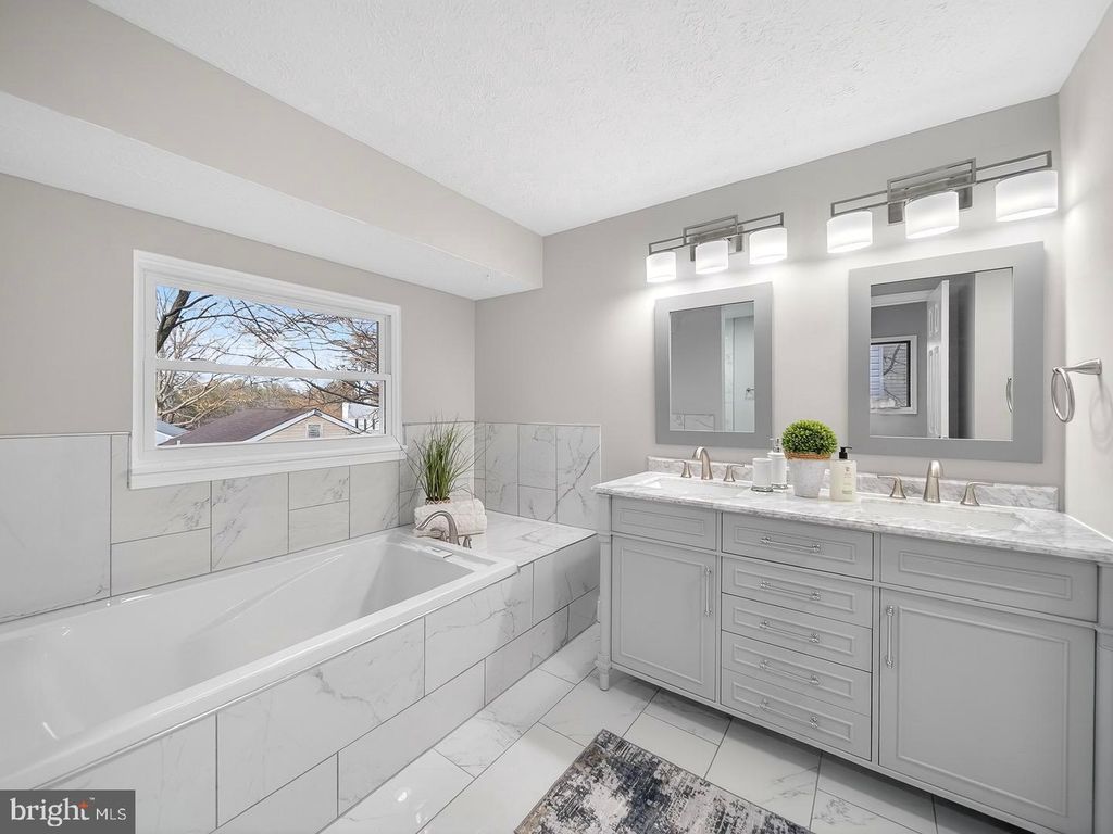 Image 20 of property listing at 18011 SILVER LEAF DR, Gaithersburg, MD 20877