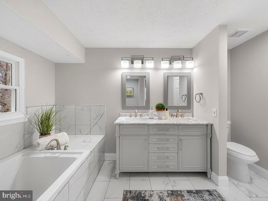 Image 21 of property listing at 18011 SILVER LEAF DR, Gaithersburg, MD 20877