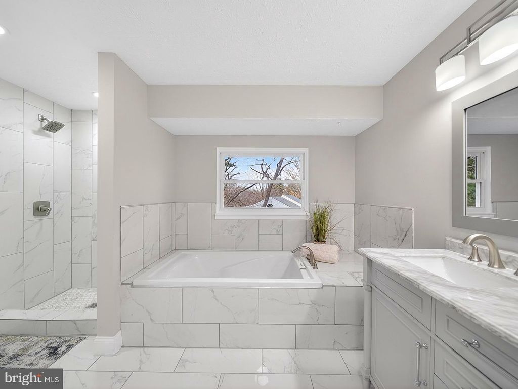 Image 22 of property listing at 18011 SILVER LEAF DR, Gaithersburg, MD 20877