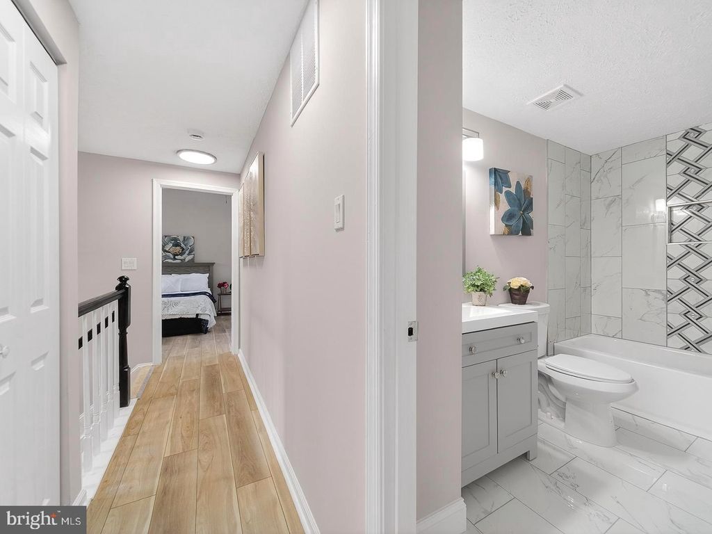 Image 24 of property listing at 18011 SILVER LEAF DR, Gaithersburg, MD 20877