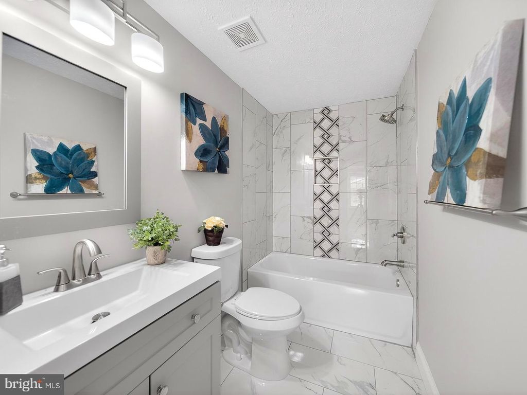 Image 25 of property listing at 18011 SILVER LEAF DR, Gaithersburg, MD 20877