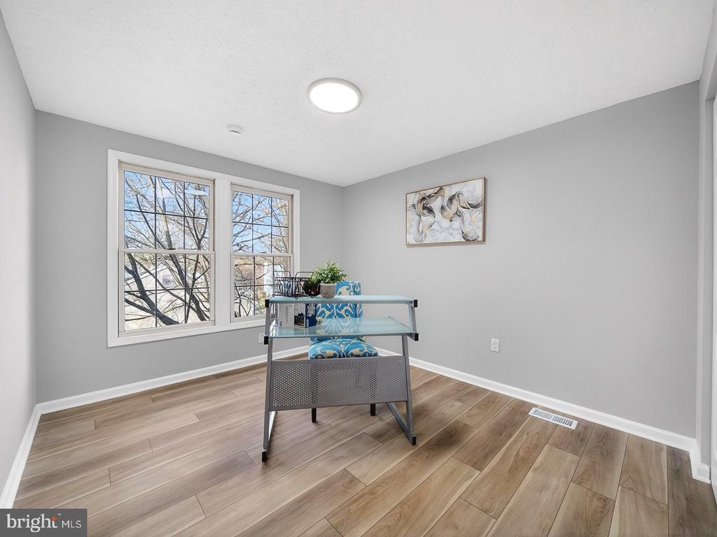 Image 27 of property listing at 18011 SILVER LEAF DR, Gaithersburg, MD 20877