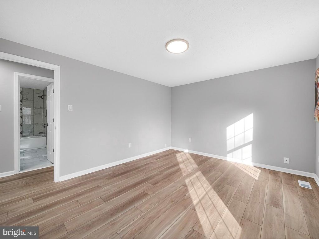 Image 31 of property listing at 18011 SILVER LEAF DR, Gaithersburg, MD 20877